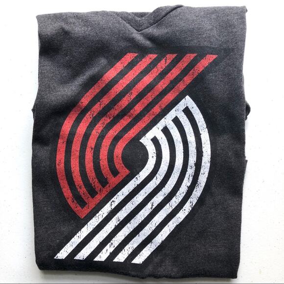 Majestic Threads NBA Gray Red Portland Trail Blazers V-Neck Graphic T Shirt Top - Picture 4 of 4